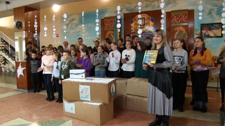 Колектив та учні ліцею №14 у Житомирі передали військовим термобілизну, шкарпетки, рукавиці та смаколики (ВІДЕО)