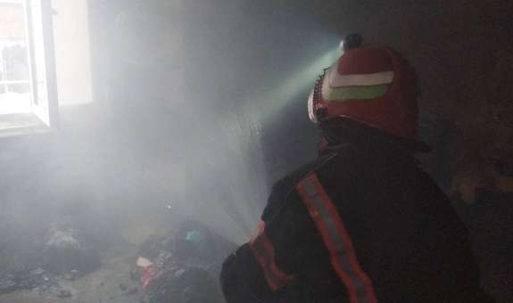 У Звягелі під час пожежі в будинку чадним газом отруївся 50-річний чоловік, його госпіталізували